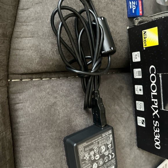 Nikon COOLPIX S3300 Silver Camera Bundle - Picture 5 of 16